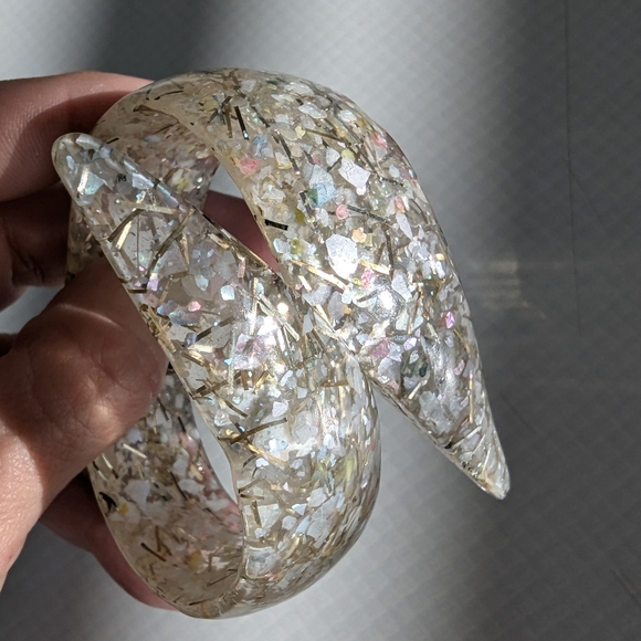 VTG Iridescent & Gold CONFETTI LUCITE Bypass Hinged Clamper CUFF BRACELET - Picture 8 of 8